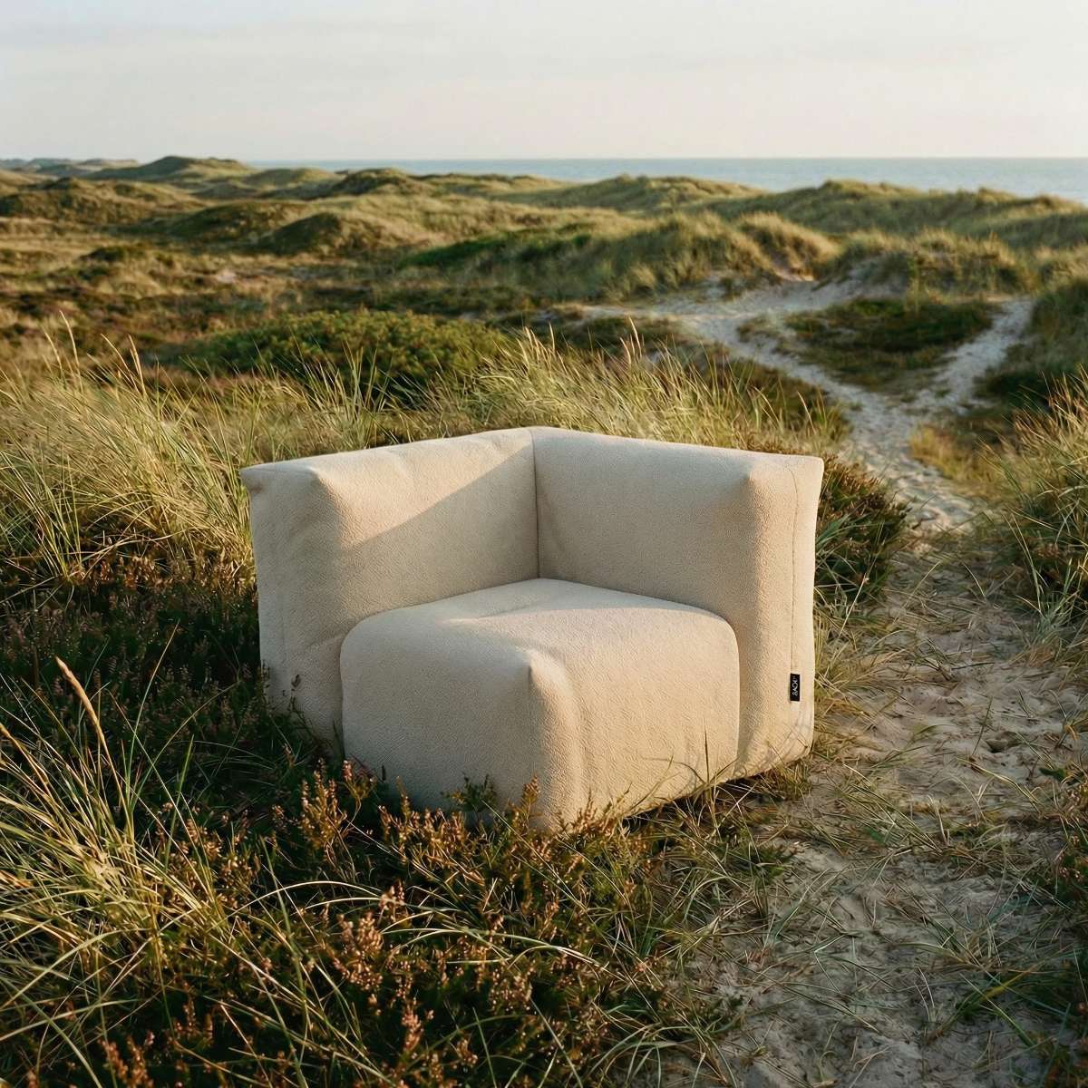 Udendørs hjørnesofa Soft Sofa Outdoor i lys beige Kirra stof med bløde puder og lav ryg.