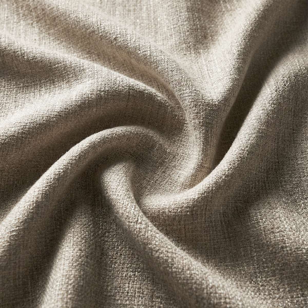 Nærbillede af beige stof med bløde folder og tæt vævning til en sackit Soft Sofa Outdoor pouf i dansk design