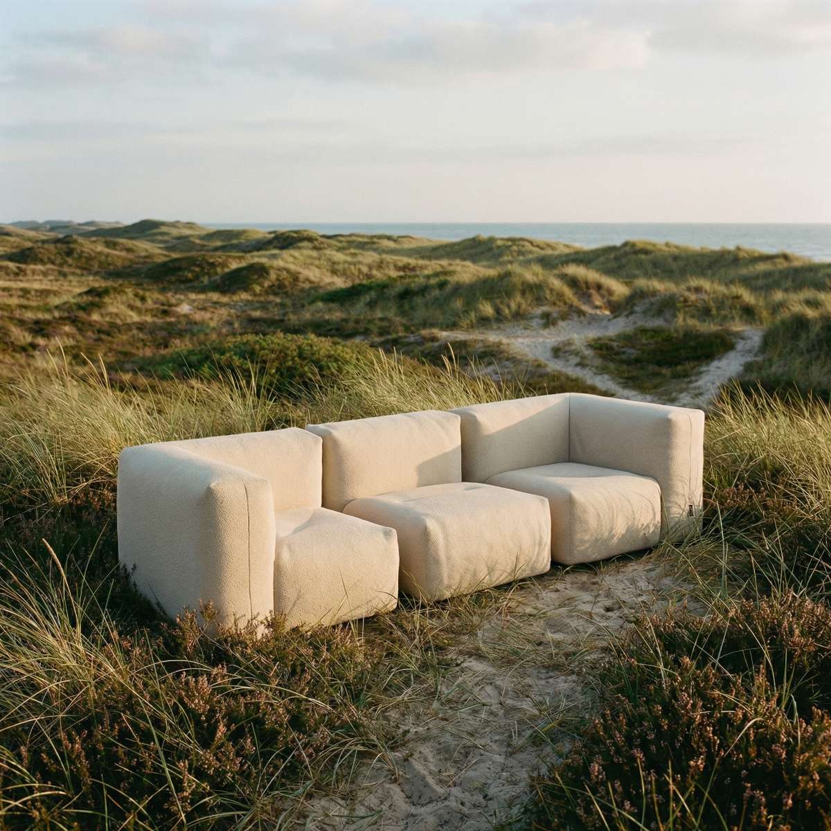 Udendørs 3-personers Soft Sofa Outdoor i beige boucle stof med bløde puder og lav ryg.