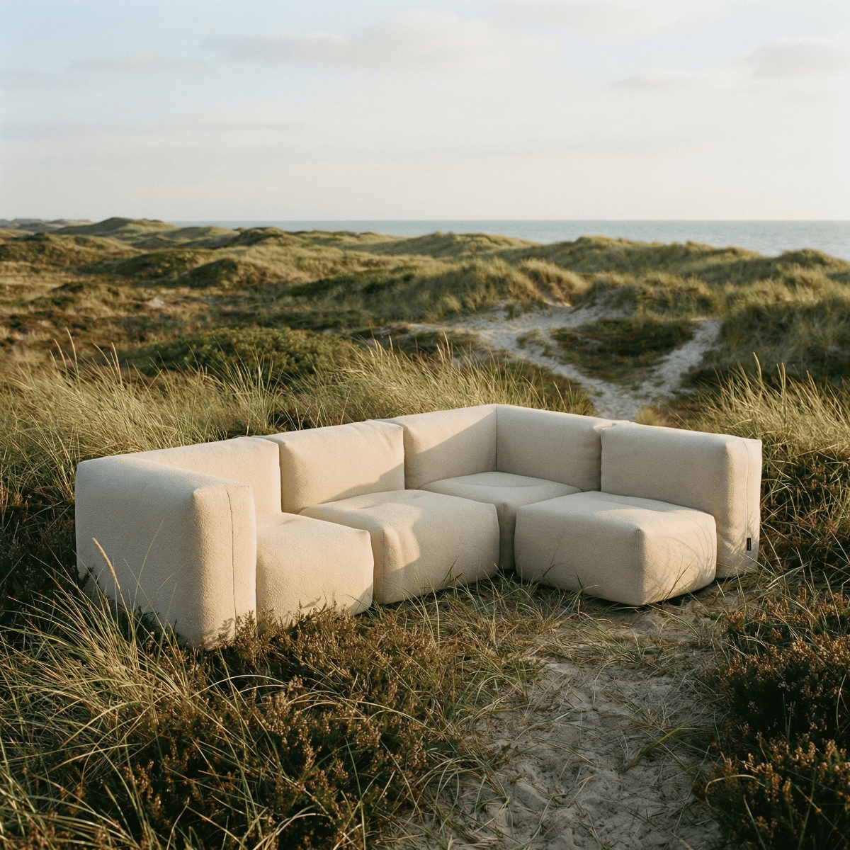 Udendørs 5-personers hjørnesofa i blødt boucle beige stof uden stel.