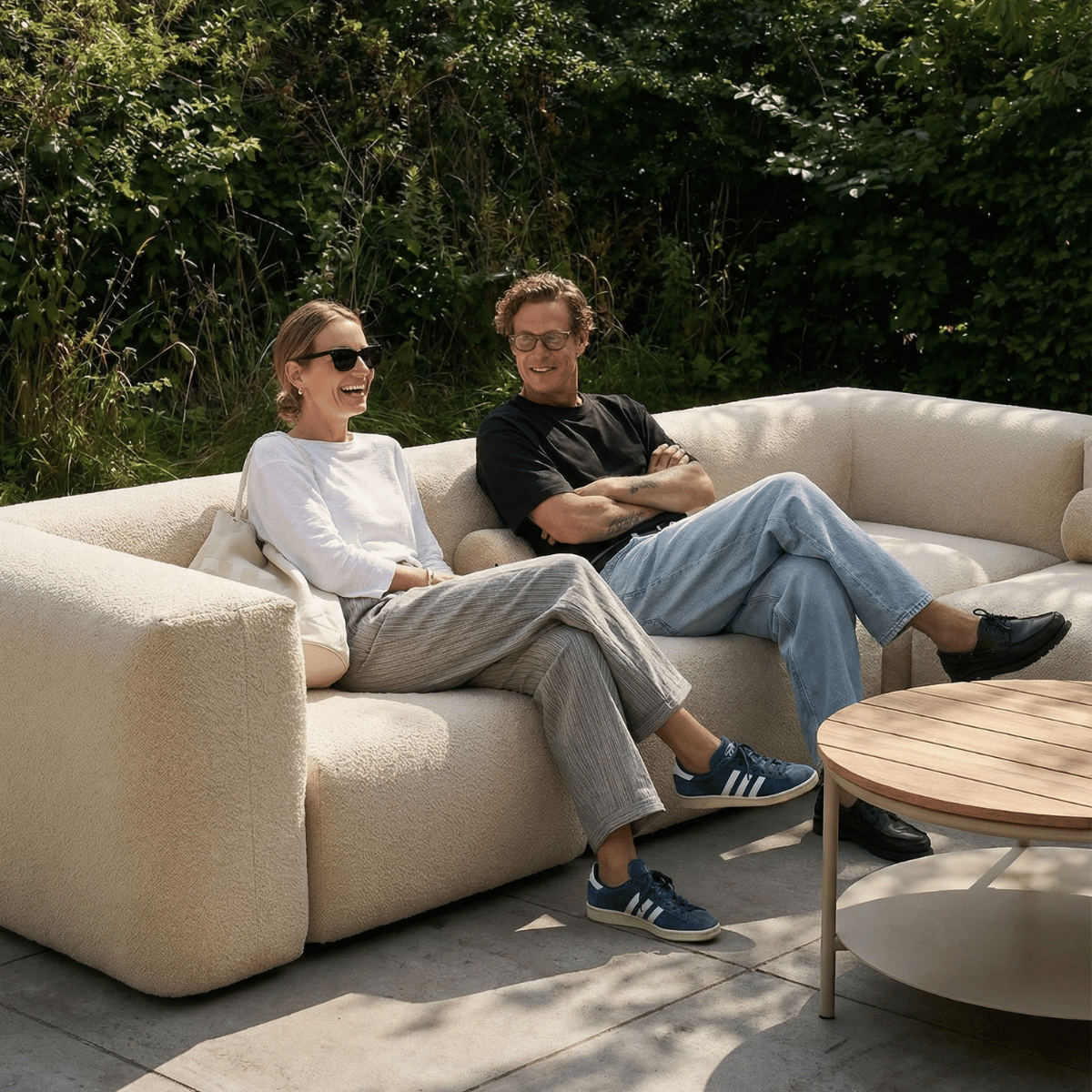 Udendørs hjørnesofa Soft Sofa Outdoor i boucle beige med bløde puder og lav ryg.