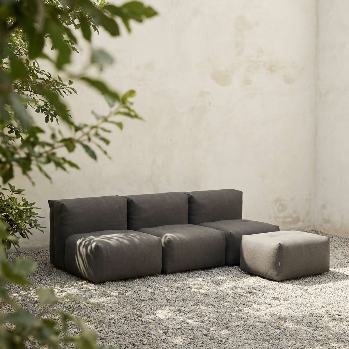 Udendørs Soft Sofa Outdoor 3-personers i Kirra Olive med bløde puder og lav ryg.