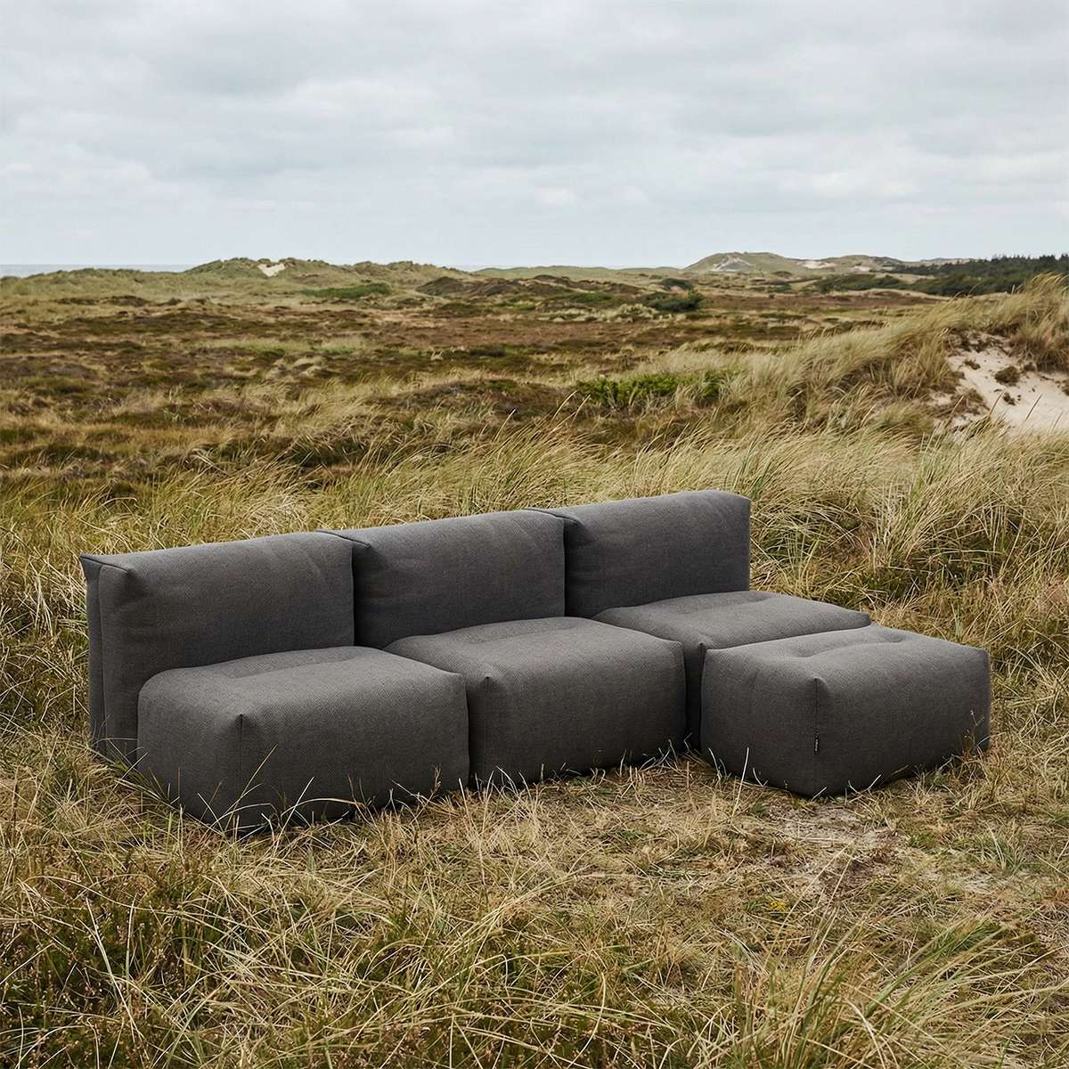 Udendørs Soft Sofa Outdoor 3-personers i Kirra Olive med åben konfiguration og pouf, blød og formstabil.