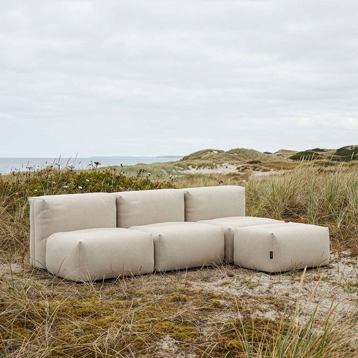 Udendørs Soft Sofa Outdoor 3-personers i Kirra Olive med åben konfiguration og tilhørende puf.
