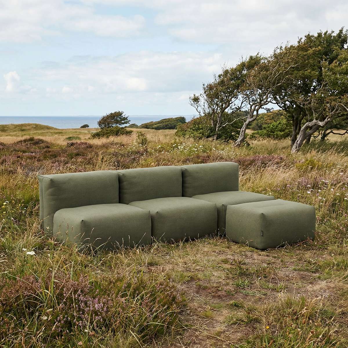Udendørs Soft Sofa Outdoor 3-personers i Kirra Olive med åben konfiguration og puf på terrasse
