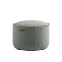 Grå Cura Pouf i bæredygtigt stof med rund form og bløde kanter.