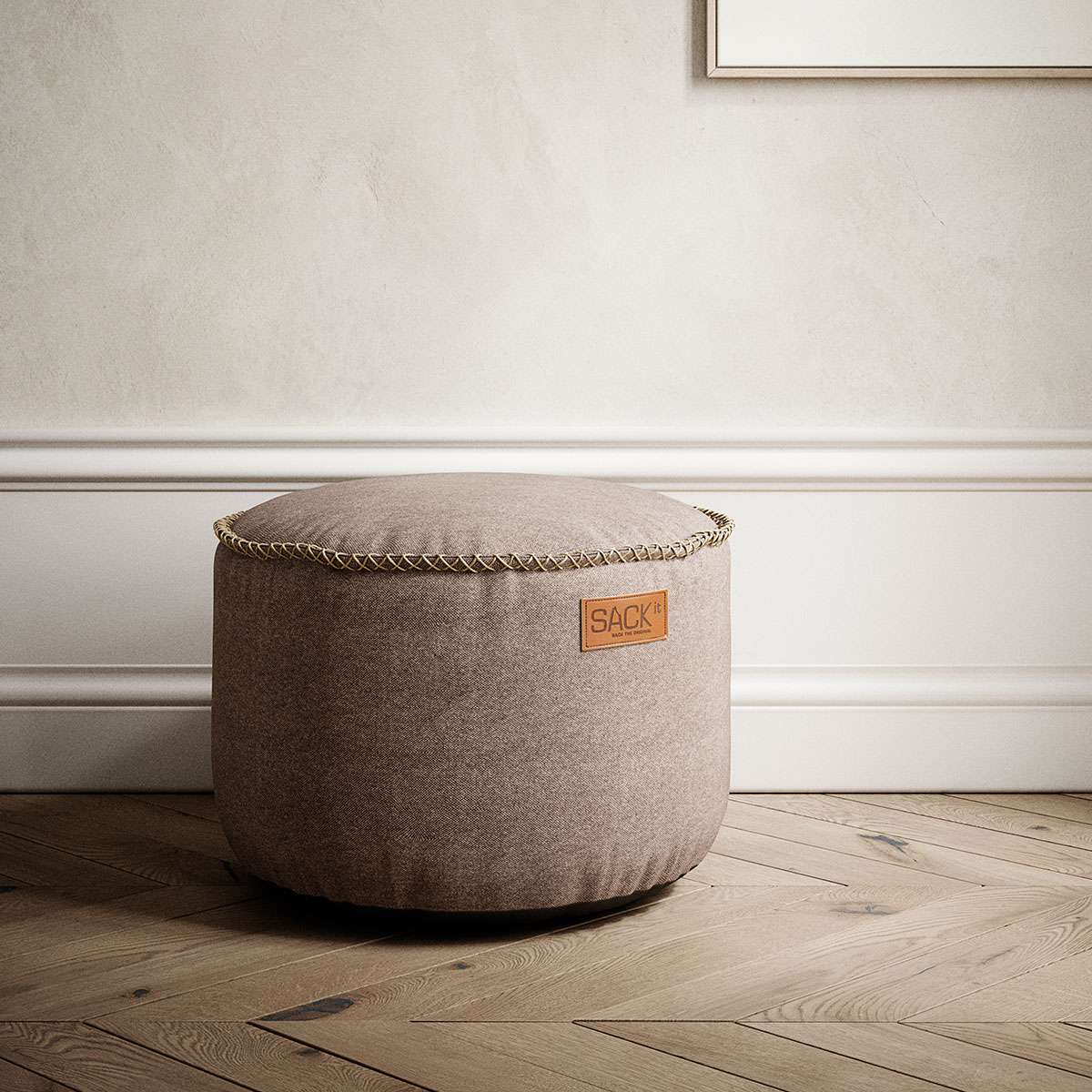 To Canvas Pouf puffer i sort og sandfarvet canvas med håndsyede hørsting i dansk design.