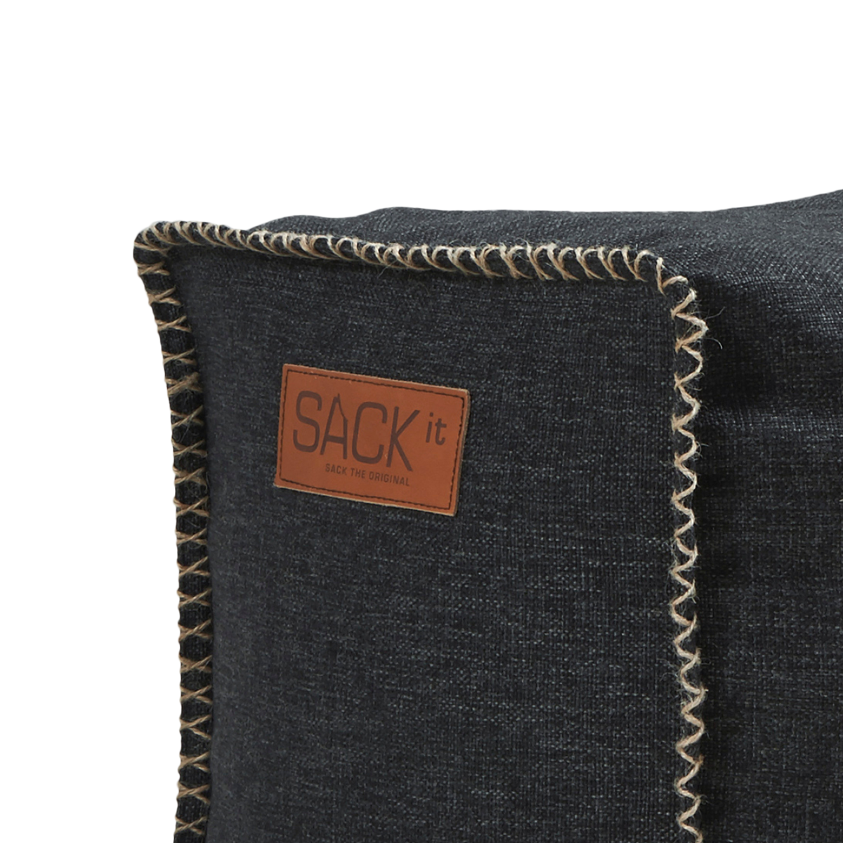 Cobana Square Pouf i sort Cobana stof med kvadratisk form og håndsyede sting.