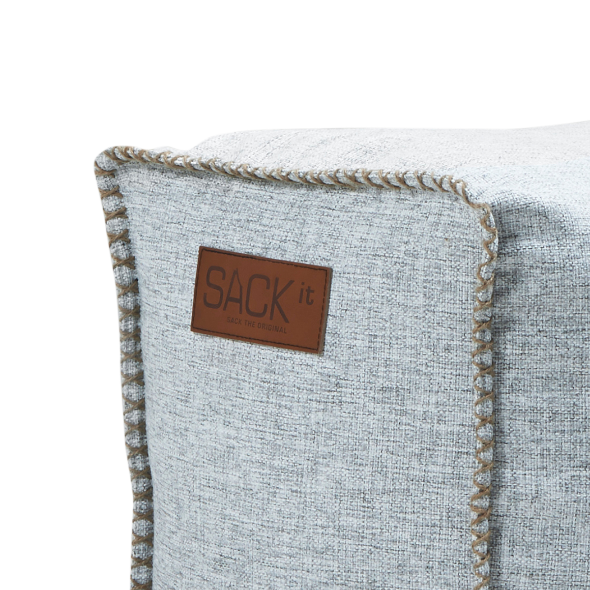 Cobana Square Pouf i sort Cobana stof med kvadratisk form og håndsyede sting.