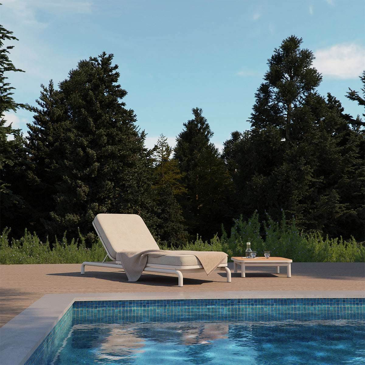 Kirra Sunbed hængekøje og solseng i sandfarvet olefin tekstil med aluminiumsramme i udendørsmiljø.