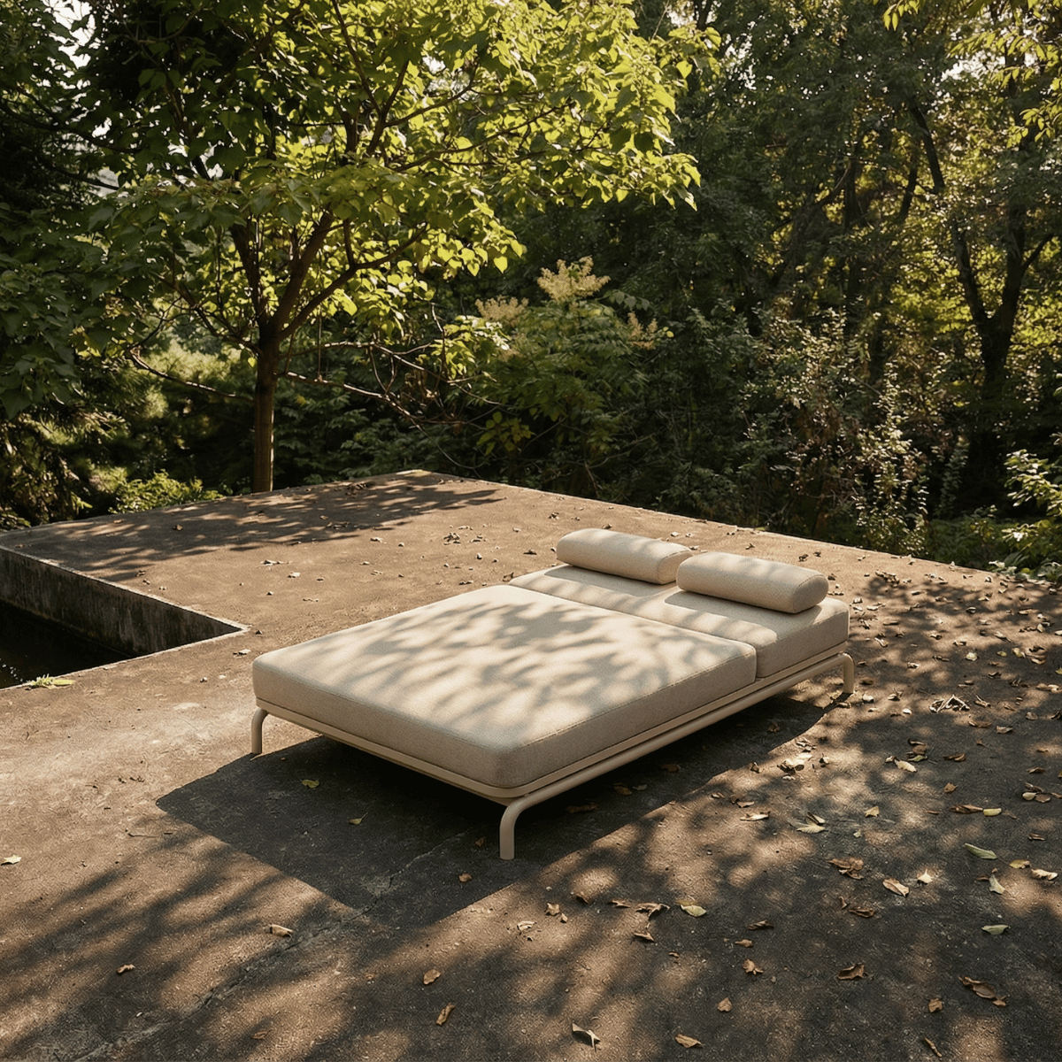 Kirra Double Sunbed i sandfarvet olefin tekstil med aluminiumsramme, udendørs dobbeltsolseng.