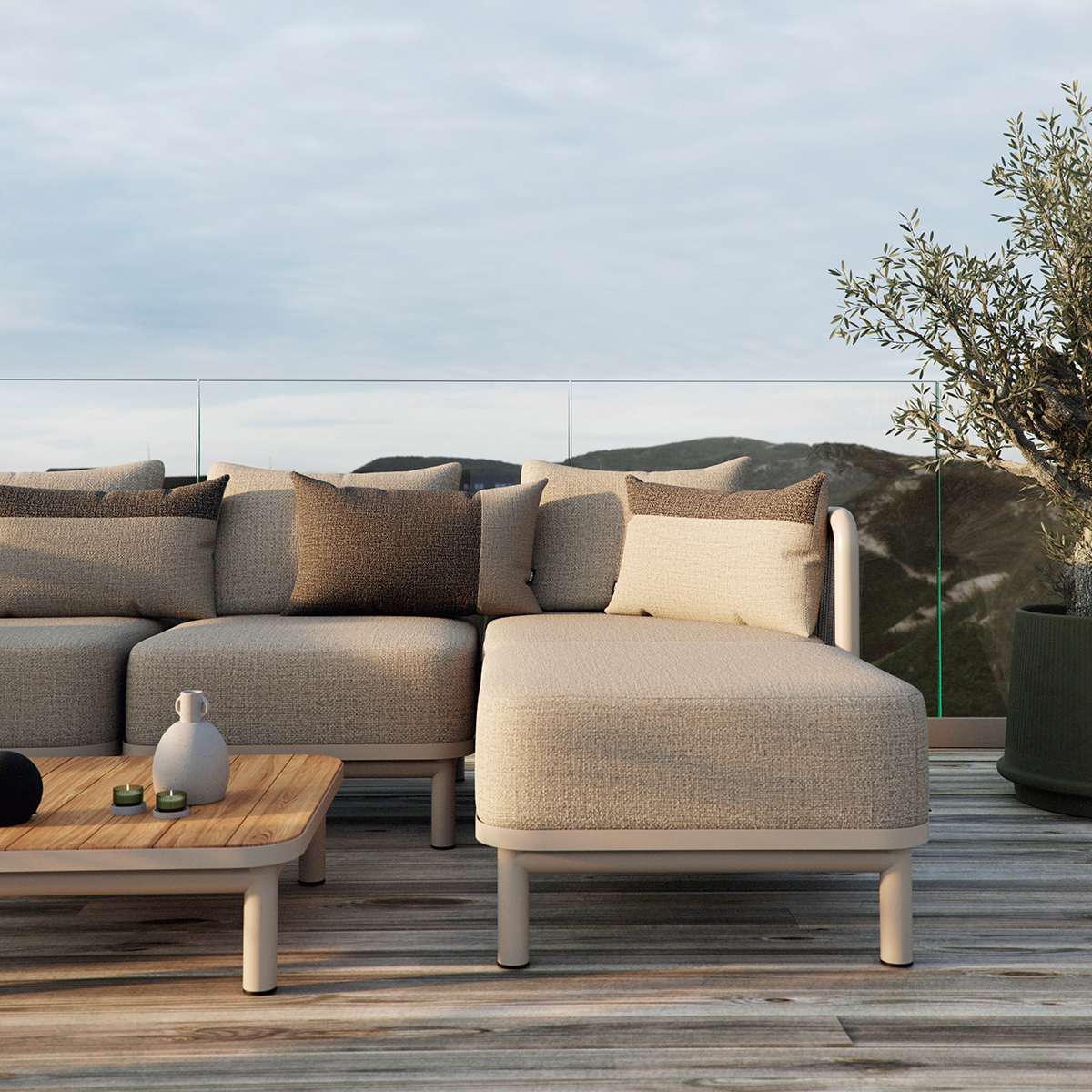 Tide Cushion i sand og indigo farver, blød og vejrbestandig udendørspude med farveblokke.