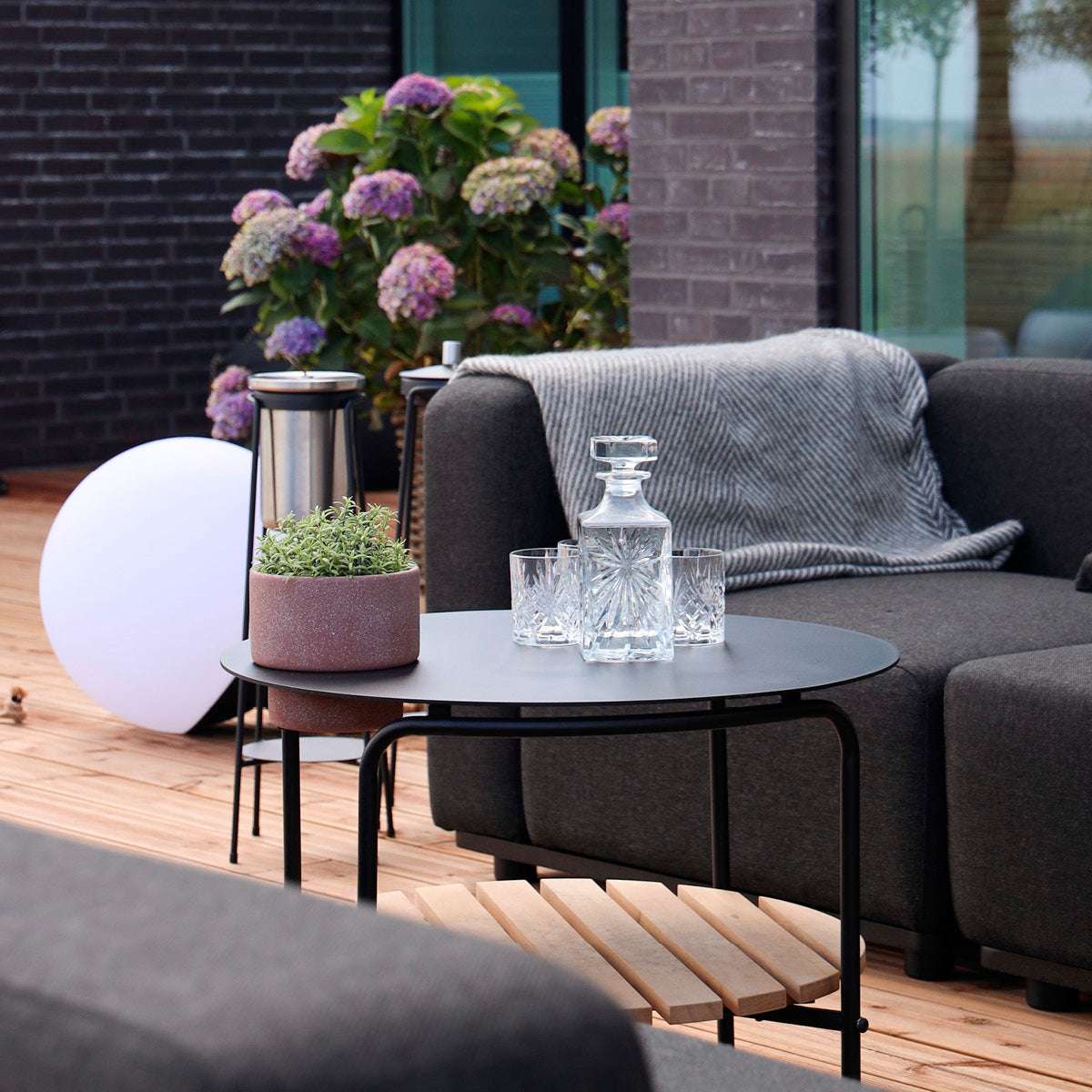 Udendørs Patio sofabord i pulverlakeret aluminium med teaktræshylde, rundt og 70 cm i diameter