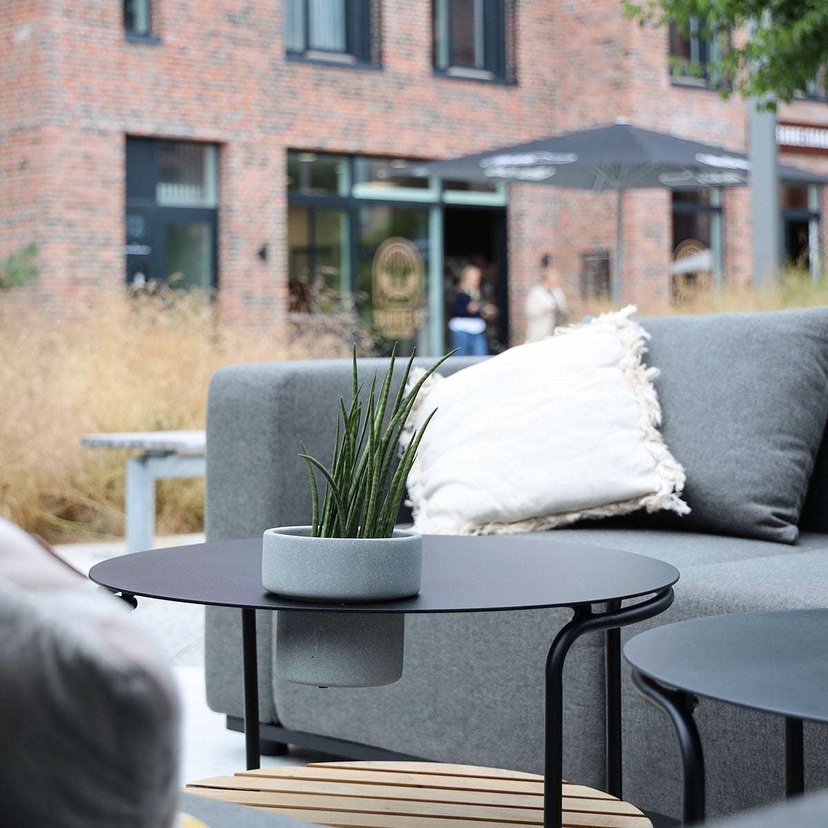Udendørs Patio sofabord i pulverlakeret aluminium med teaktræshylde, 70x70 cm, dansk design.