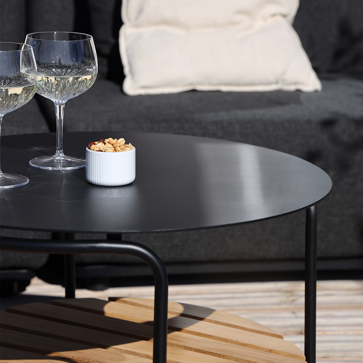 Udendørs sofabord i pulverlakeret aluminium med teaktræshylde, rundt design, 70 cm diameter.