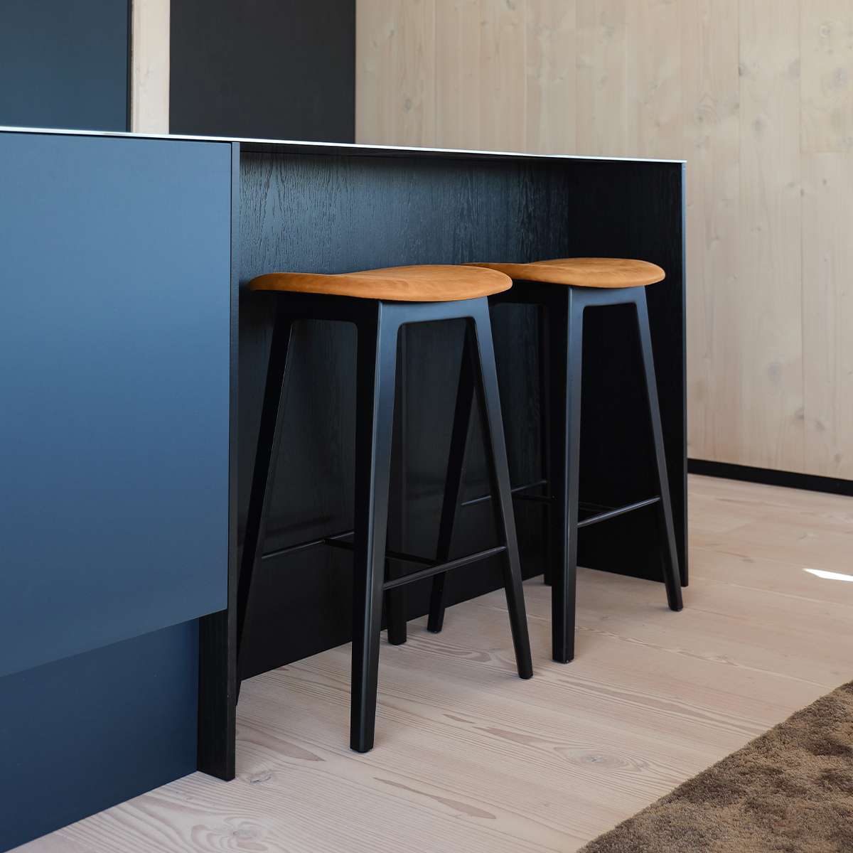Nordic Bar Stool - Black Stained Oak | Nordic Bar Stool - Black Stained Oak - 68 cm Luna Sandstone | SACKit