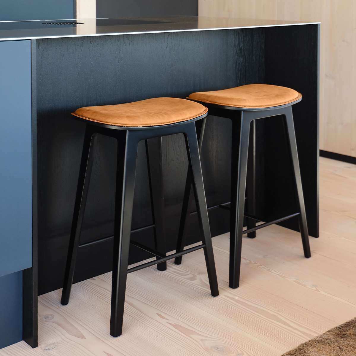 Nordic Bar Stool - Black Stained Oak with stitches | Nordic Bar Stool - Black Stained Oak with stitches - 73 cm Luna Sandstone | SACKit