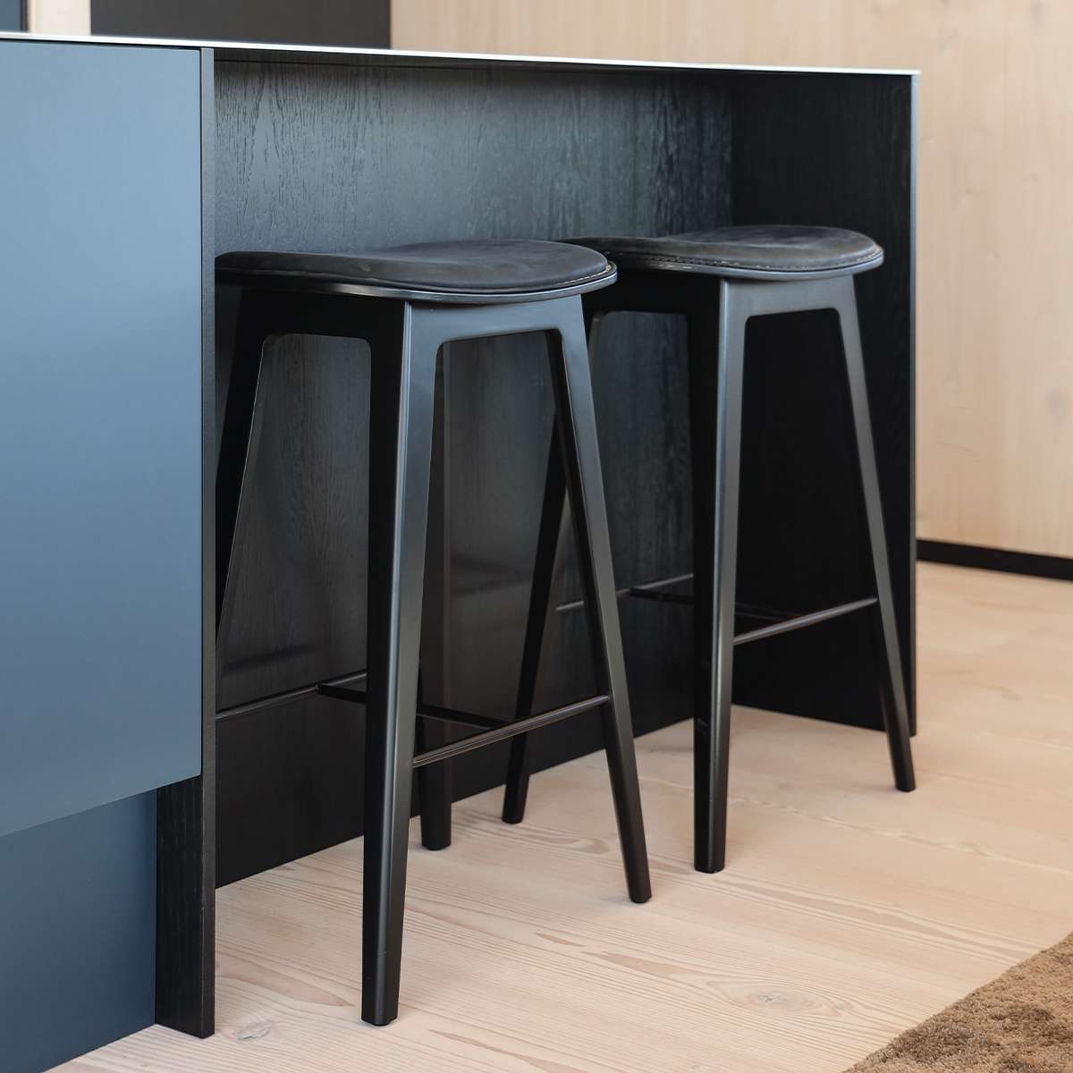 Nordic Bar Stool - Black Stained Oak with stitches | Nordic Bar Stool - Black Stained Oak with stitches - 73 cm Luna Carbon | SACKit