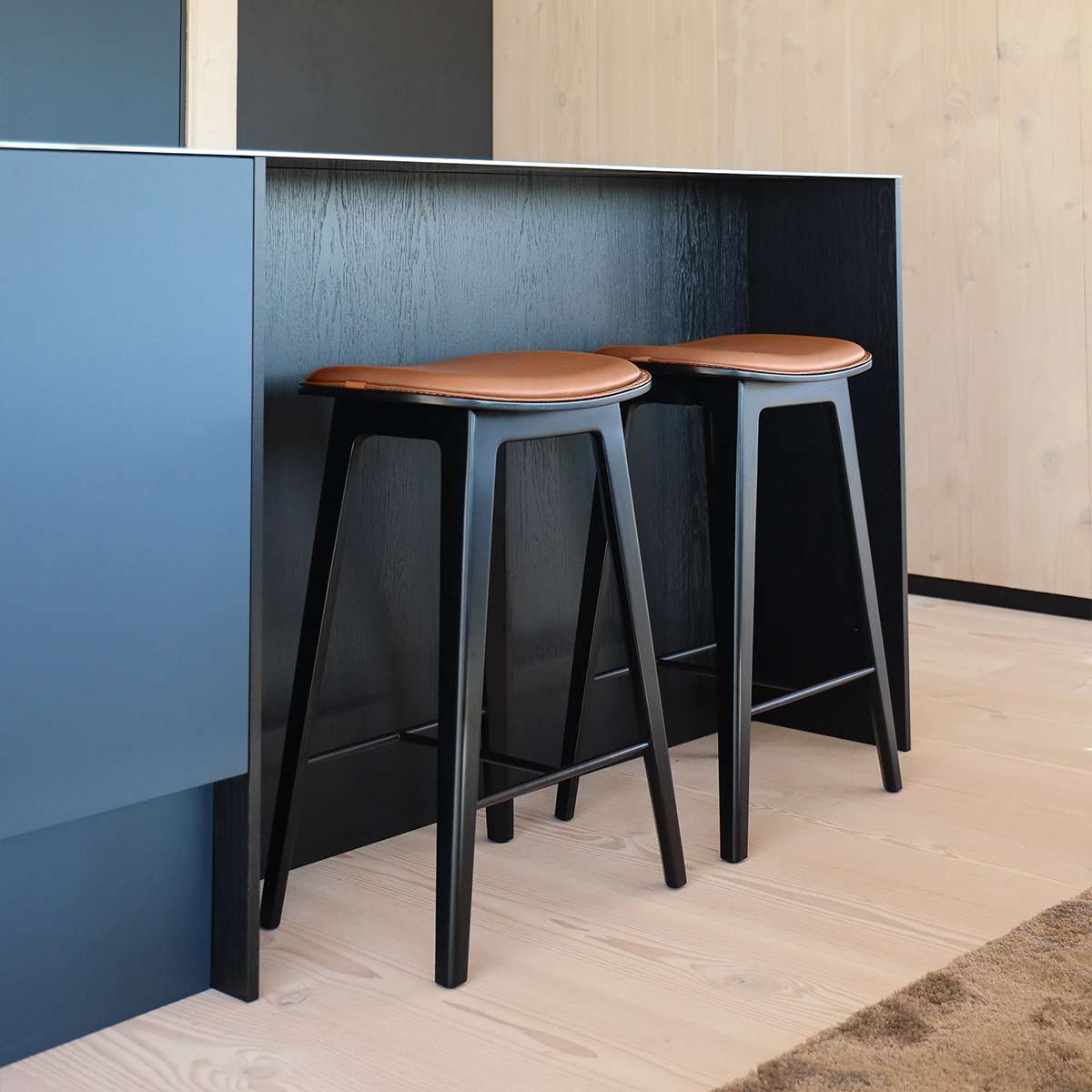 Nordic Bar Stool - Black Stained Oak with stitches | Nordic Bar Stool - Black Stained Oak with stitches - 73 cm Terra Safari | SACKit