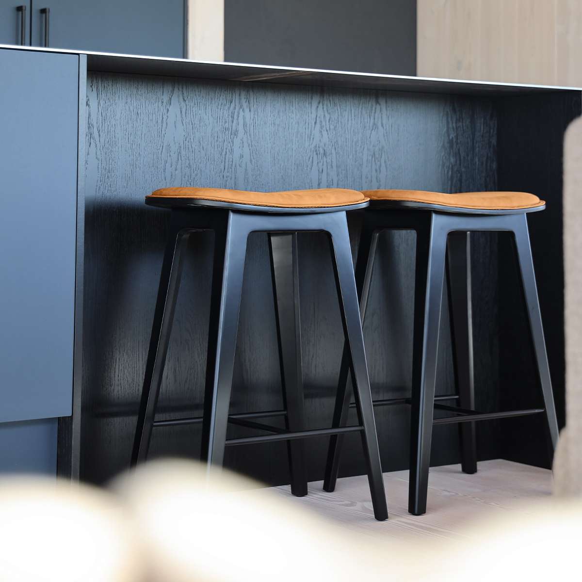 Nordic Bar Stool - Black Stained Oak with stitches | Nordic Bar Stool - Black Stained Oak with stitches - 68 cm Luna Sandstone | SACKit