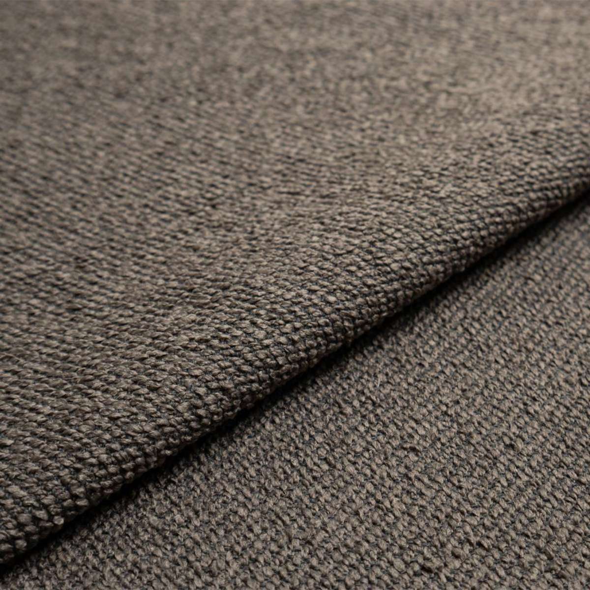 Nærbillede af slidstærkt gråt møbelstof med tæt vævning og blød tekstur til en elegant sofa fra sackit