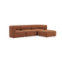 Brun trepersoners sofa med bløde afrundede former og bred chaiselong i moderne skandinavisk design til stuen fra sackit