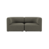Grå sofa til to personer med bløde afrundede armlæn og dybe sæder i roligt skandinavisk design fra sackit