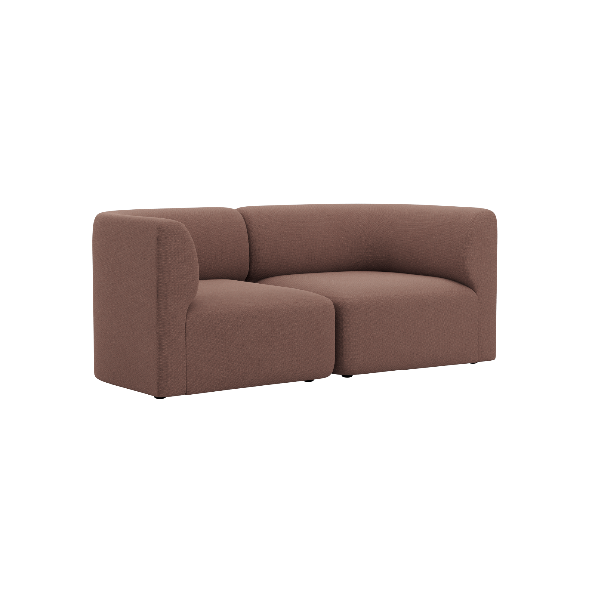 Brun to personers sofa med bløde afrundede former og dybe sæder fra sackit til en stilren og komfortabel stue i skandinavisk design