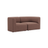Brun to personers sofa med bløde afrundede former og dybe sæder fra sackit til en stilren og komfortabel stue i skandinavisk design