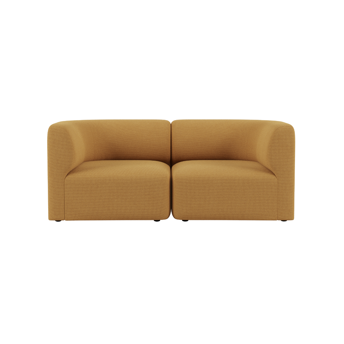 sackit Fjord sofa til to personer i varm karamelbrun med bløde afrundede armlæn og polstrede sæder på sort baggrund