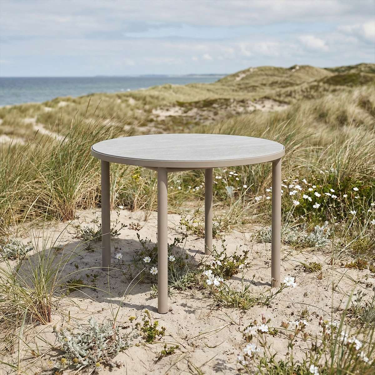 Udendørs Kirra Dining Table i taupe pulverlakeret aluminium med teaktræ bordplade, rund Ø110 cm.