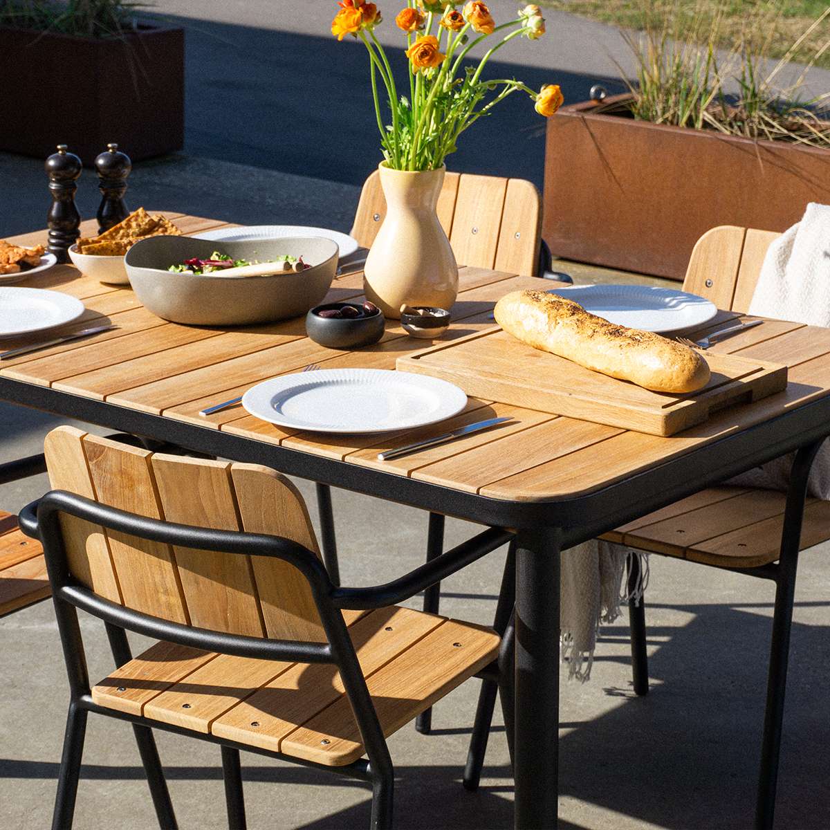 Kirra Patio Chair havestol i pulverlakeret aluminium og ubehandlet teaktræ i sort farve.