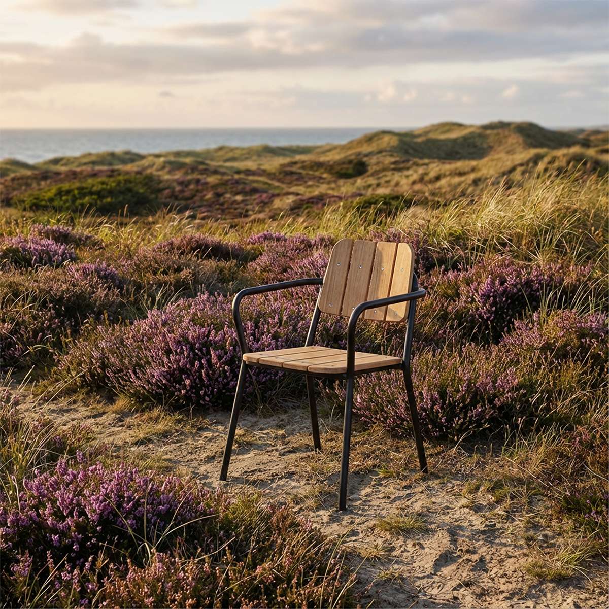 Kirra Patio Chair i sort pulverlakeret aluminium med ubehandlet teaktræ, udendørs havestol.