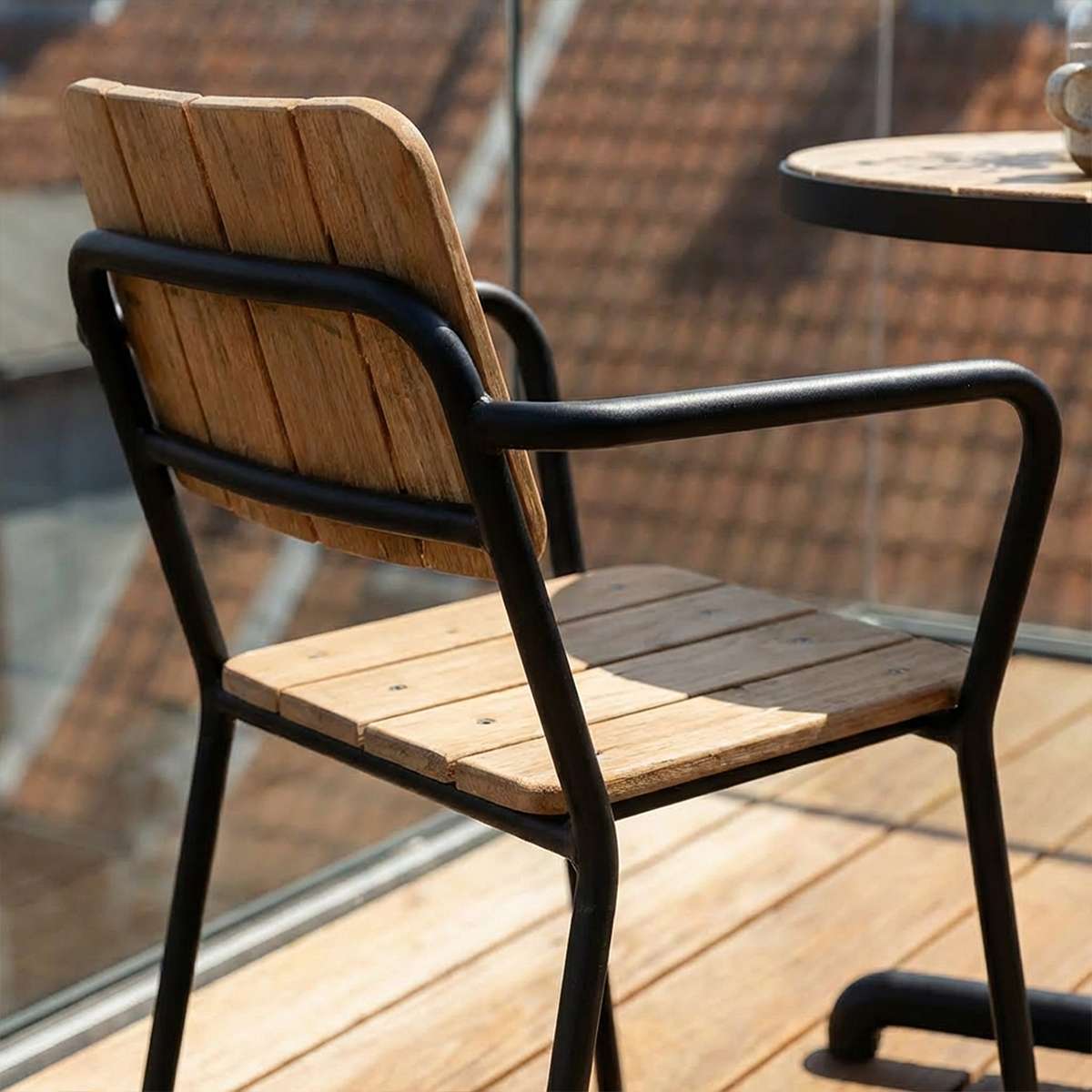 Kirra Patio Chair i sort pulverlakeret aluminium og teaktræ, udendørs havestol med armlæn.