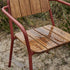 Kirra Patio Chair i pulverlakeret aluminium med chestnut farvet teaktræ, udendørs havestol.
