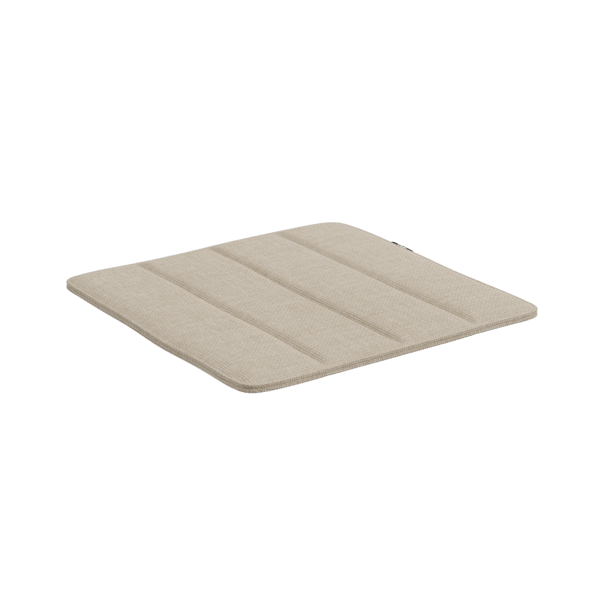 Kirra Patio Chair Cushion i sandfarvet olefin med fastgørende strop til udendørs brug.