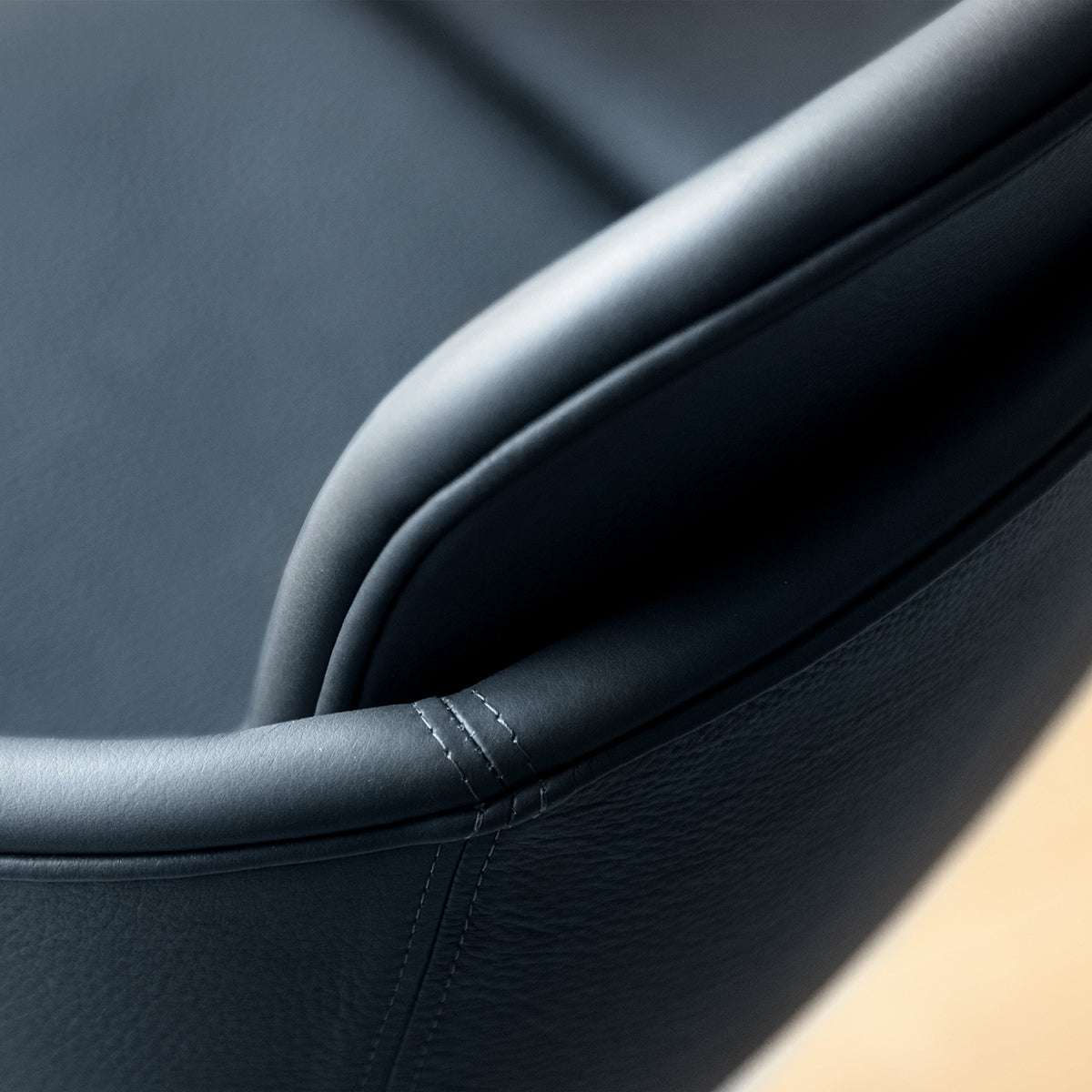 Chair no. One S2 i Terra Black med dobbeltskaller og polstret læder, stilrent design til spisebordet.