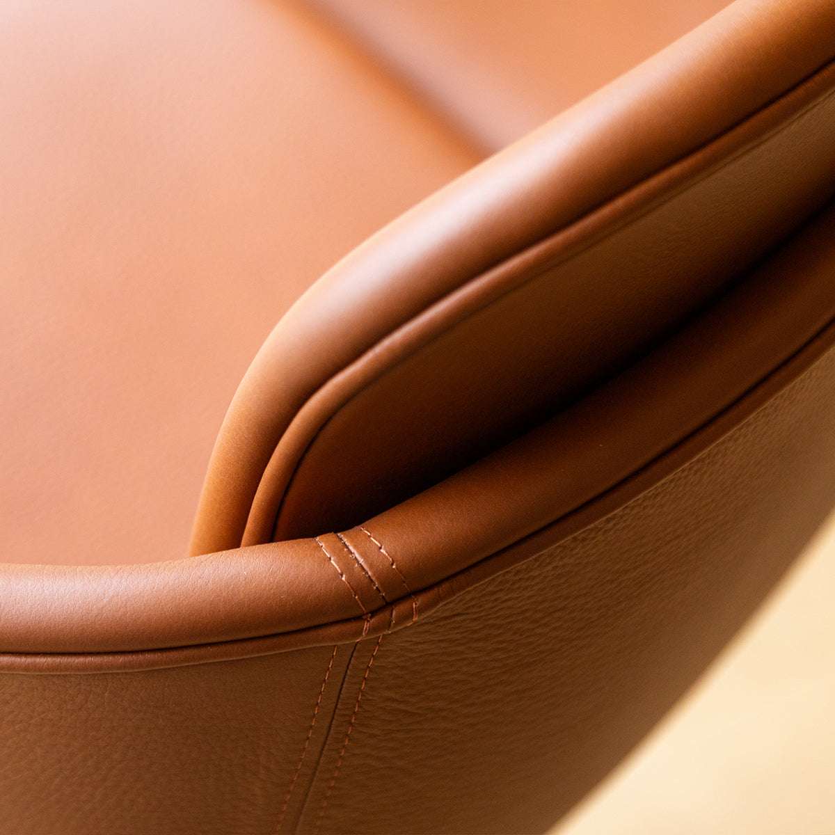 Chair no. One S2 spisebordsstol i Terra Black læder med dobbeltskaller og sort pulverlakeret stel.