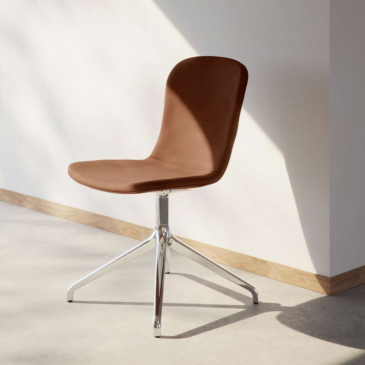 Chair no. One S1 Polished Swivel | Chair no. One S1 Polished Swivel - Luna Walnut Med returdrej | SACKit