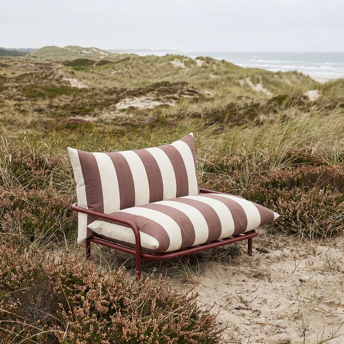 Mollis Lounge Chair i Renesse Chestnut med pulverlakeret aluminiumsramme og eco-certificeret tekstil til udendørs brug