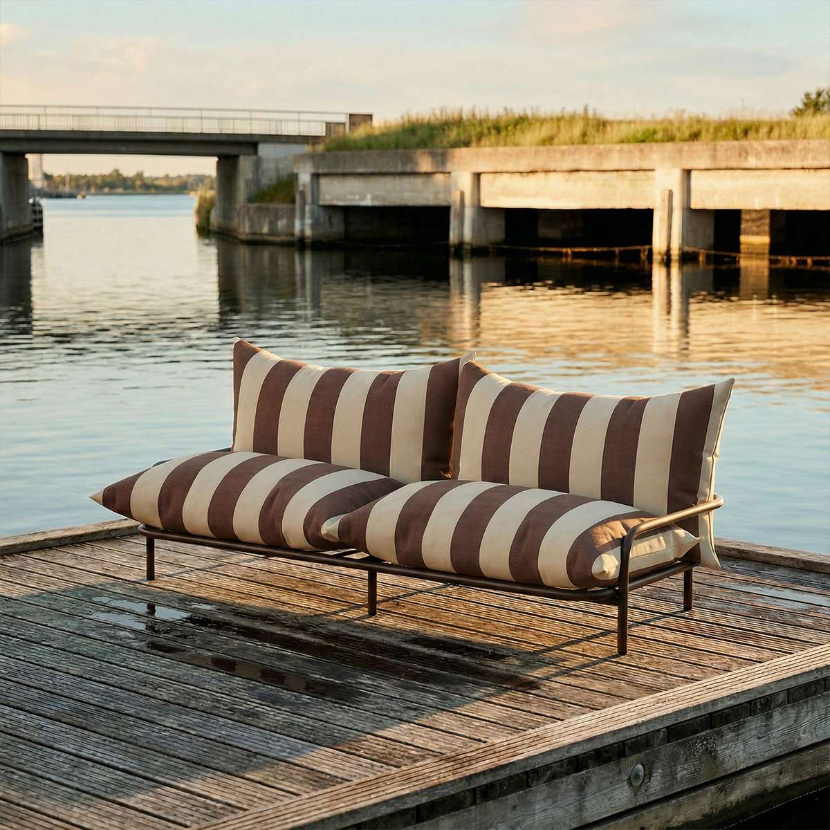 Mollis Lounge Sofa 2 Seater i Renesse Chestnut med pulverlakeret aluminiumsstel til udendørs brug.