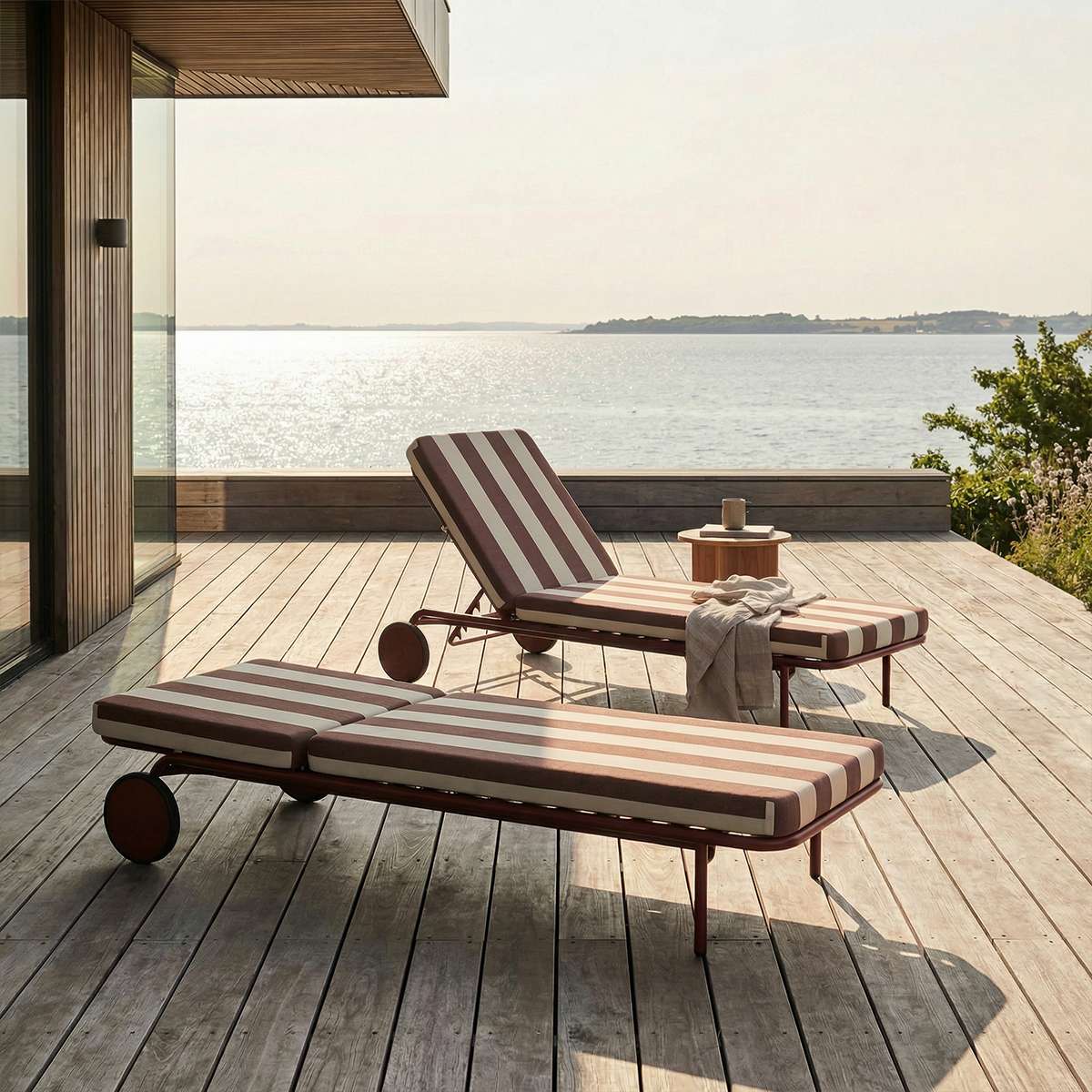 Mollis Sunbed udendørs solseng i Renesse Chestnut med justerbart ryglæn og aluminiumsramme.