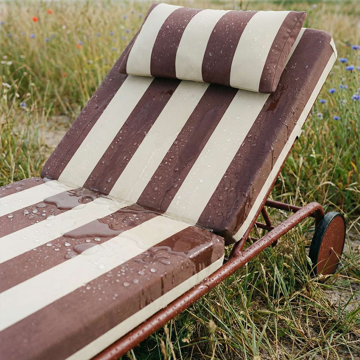 Udendørs Mollis Sunbed solseng i Renesse Chestnut med justerbart ryglæn og aluminiumsramme