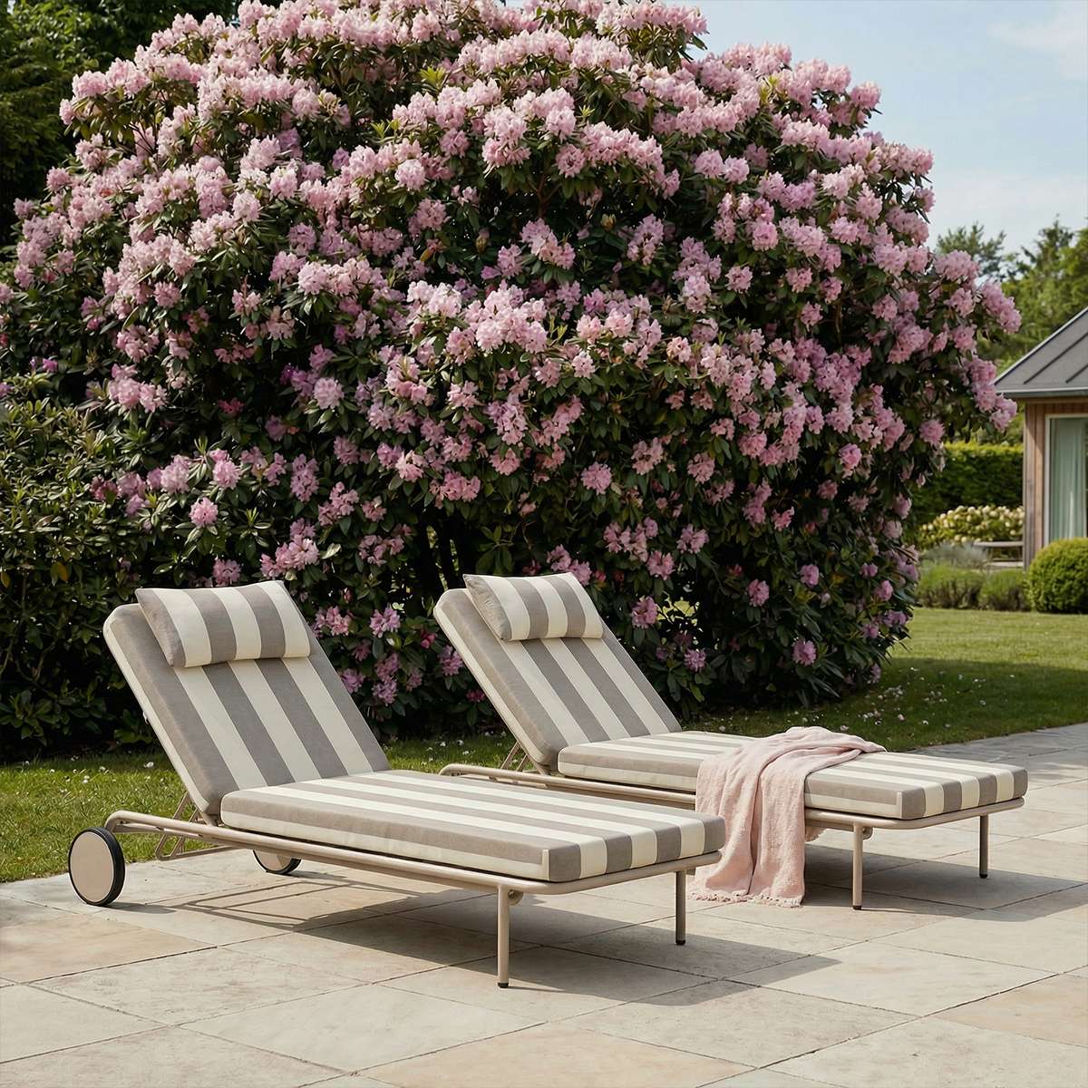 Udendørs Mollis Sunbed solseng i Renesse Taupe med justerbart ryglæn og aluminiumsramme.