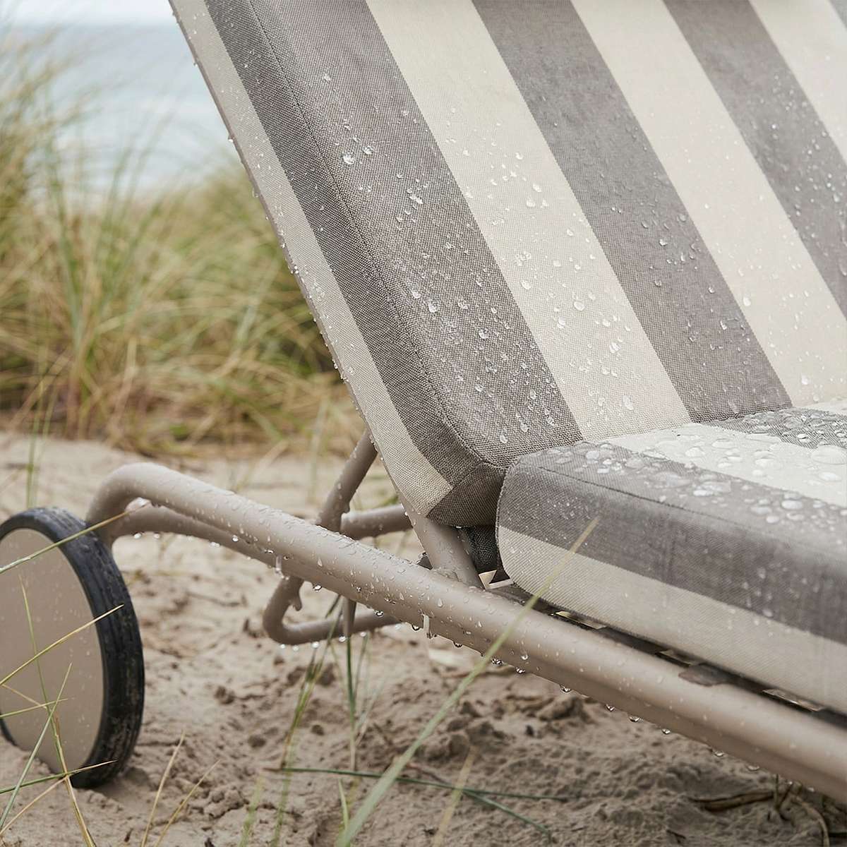 Udendørs solseng Mollis Sunbed i Renesse Taupe med justerbart ryglæn og aluminiumsramme.