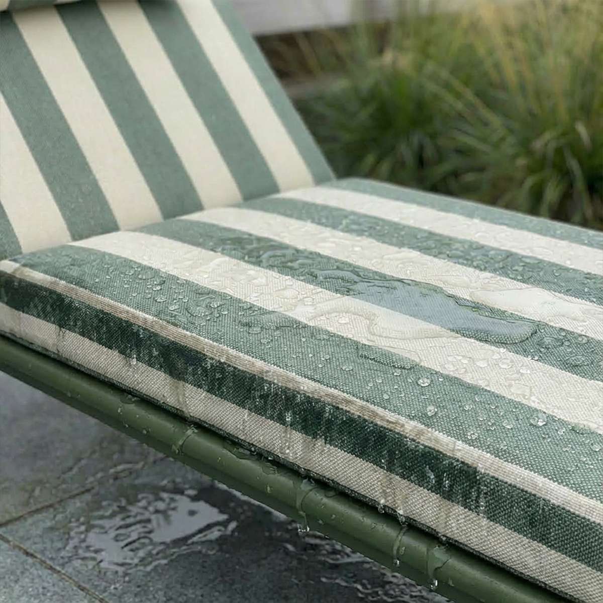 Mollis Sunbed udendørs solseng i Renesse Olive med justerbart ryglæn og aluminiumsramme.