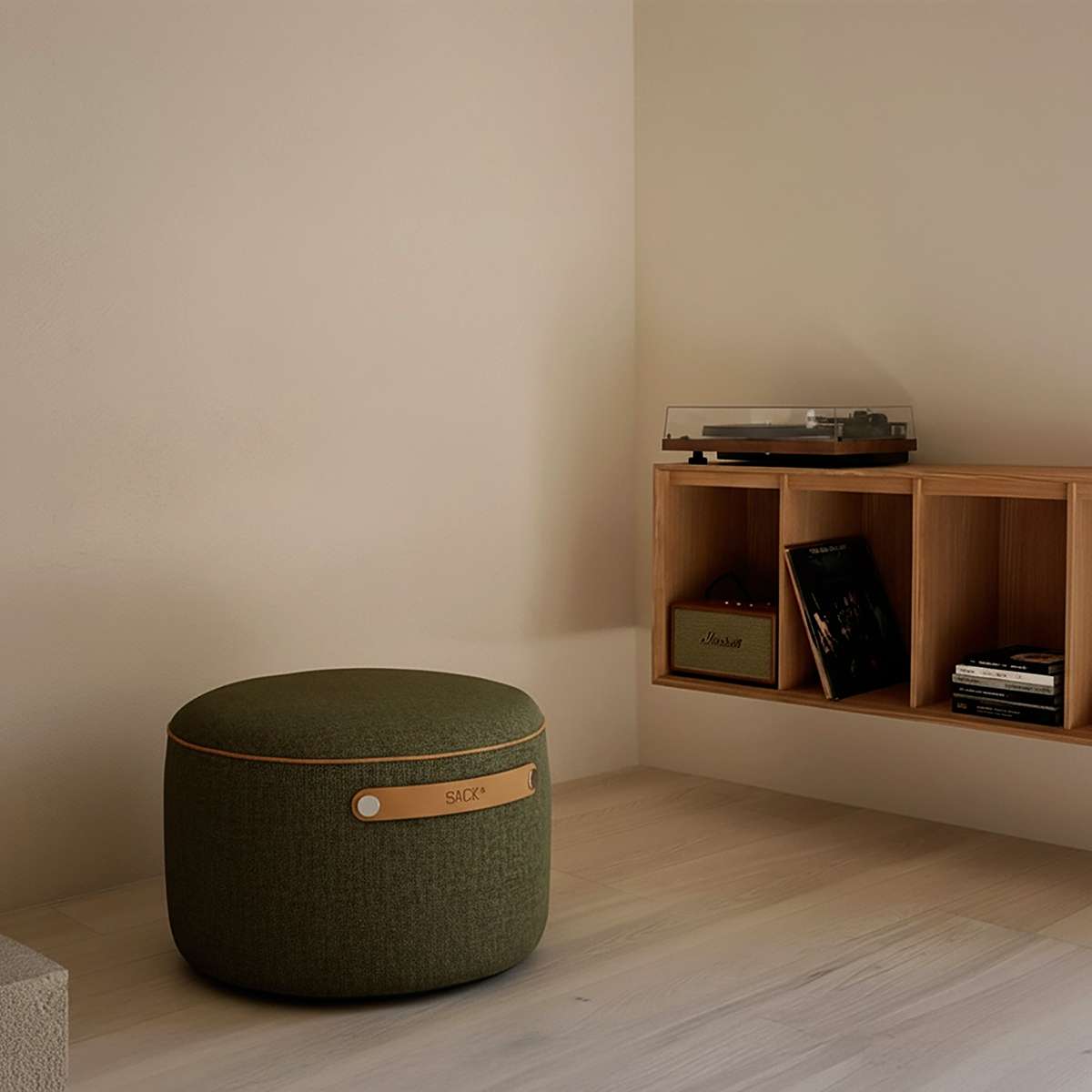 SACKit Pouf Indoor i Corduroy Olive med rund form og blødt skumfyld, placeret i hjemmemiljø.