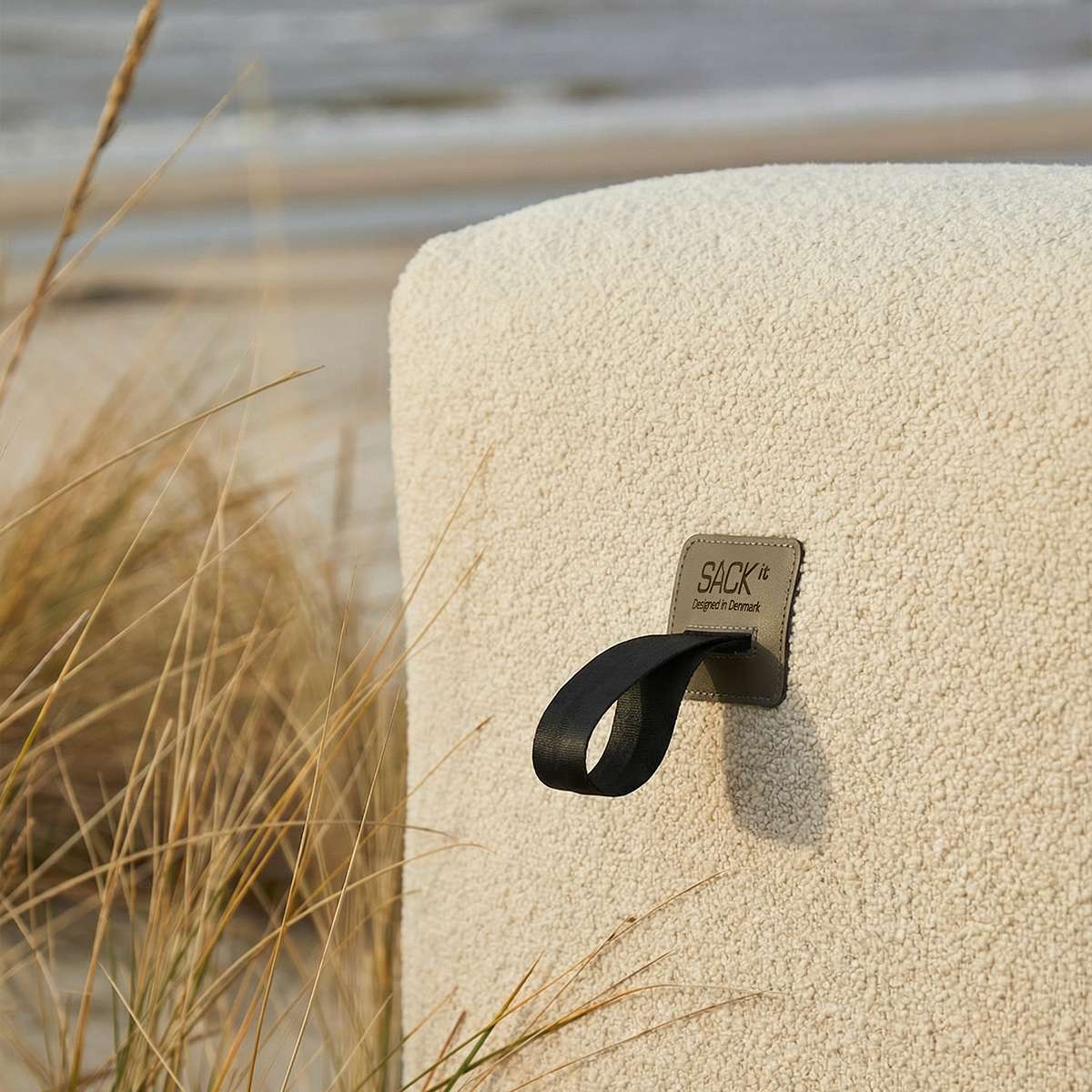 Udendørs Soft Sofa Outdoor i boucle beige med bløde puder og lavt stel.