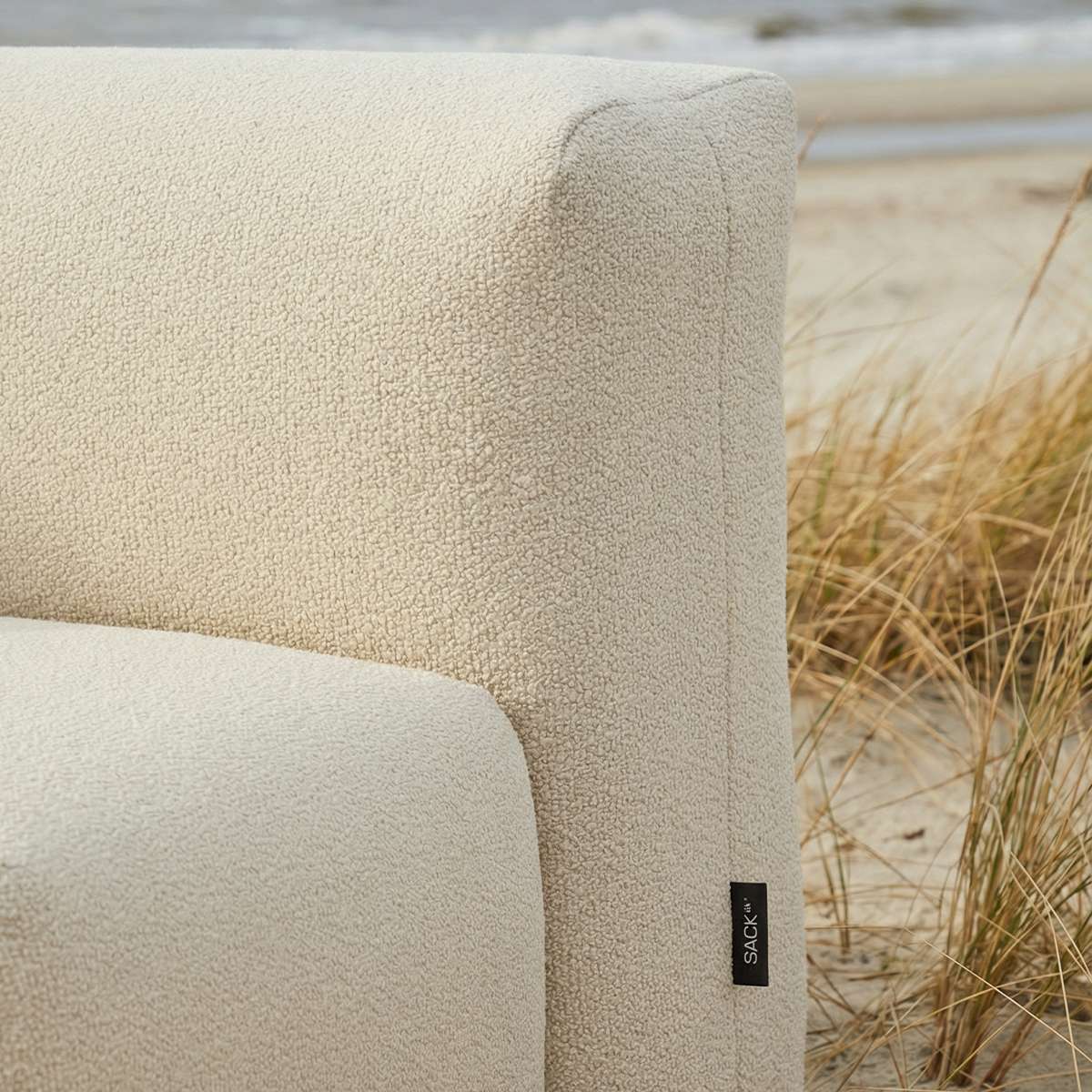 Soft Sofa Outdoor i boucle beige uden stel, blød og formstabil udendørs sofa på terrasse.