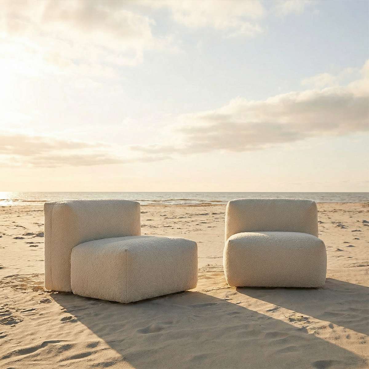 Udendørs Soft Sofa Outdoor med bløde puder i neutral farve, designet til komfort under åben himmel.